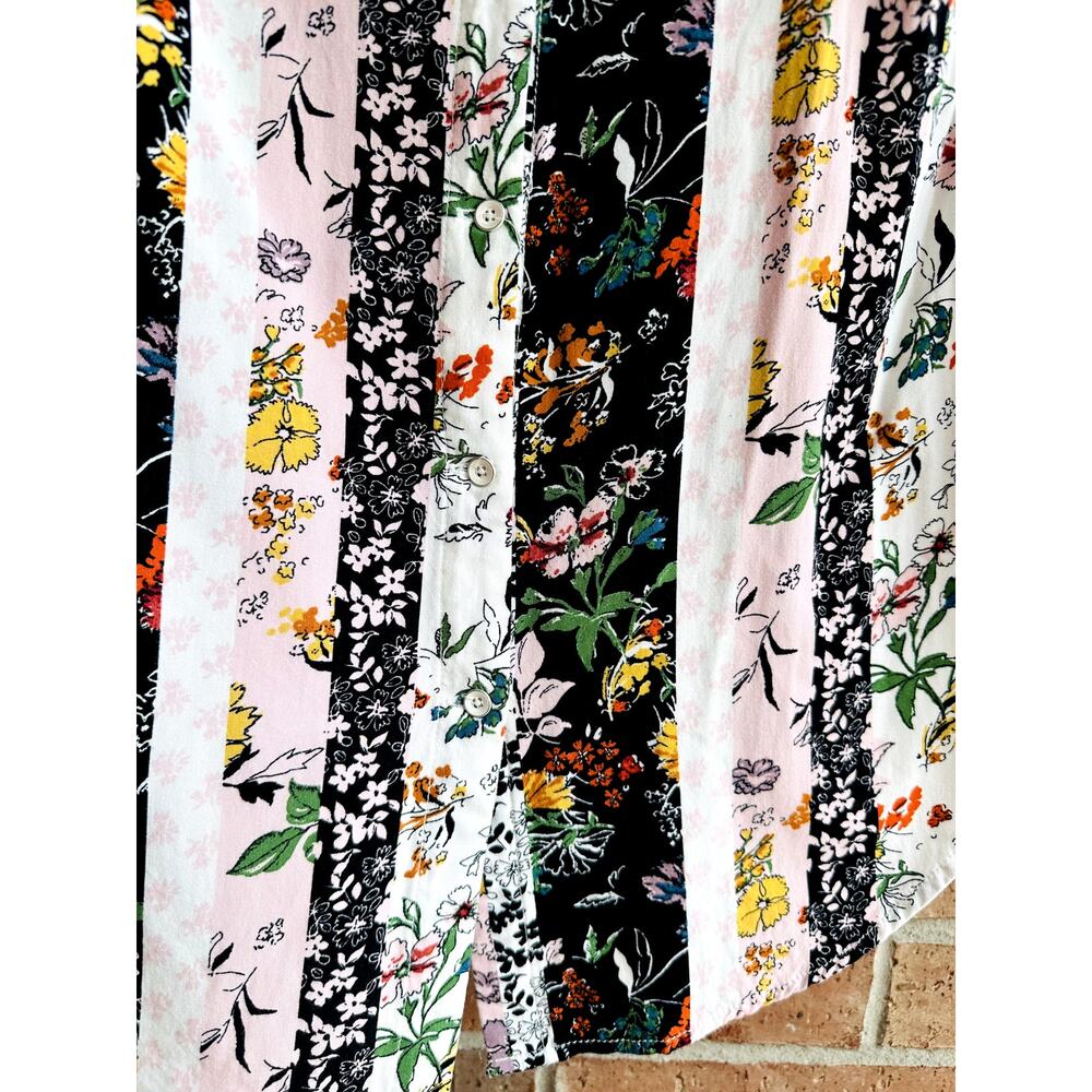 Intro. Heart button down floral blouse medium - Picture 6 of 6